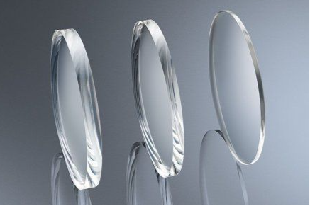 Diferentes tipos de cristales y lentes oftálmicos sobre una mesa de óptica en Venezuela